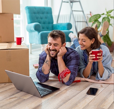 Pareja feliz despues de hacer mudanza